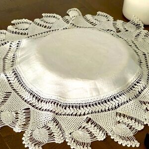 Beautiful Vintage Round Hand Tatted Linen Doily 24”